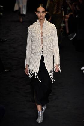 A model presents a creation of Loewe during the Women s Ready-to-Wear Fall Winter 2017 2018 fashion week in Paris, France, on March 3, 2017. ) (yy) FRANCE-PARIS-FASHION WEEK-LOEWE PieroxBiasion 