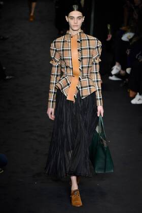 A model presents a creation of Loewe during the Women s Ready-to-Wear Fall Winter 2017 2018 fashion week in Paris, France, on March 3, 2017. ) (yy) FRANCE-PARIS-FASHION WEEK-LOEWE PieroxBiasion 