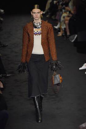 A model presents a creation of Loewe during the Women s Ready-to-Wear Fall Winter 2017 2018 fashion week in Paris, France, on March 3, 2017. ) (yy) FRANCE-PARIS-FASHION WEEK-LOEWE PieroxBiasion 