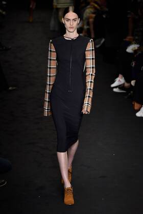 A model presents a creation of Loewe during the Women s Ready-to-Wear Fall Winter 2017 2018 fashion week in Paris, France, on March 3, 2017. ) (yy) FRANCE-PARIS-FASHION WEEK-LOEWE PieroxBiasion 