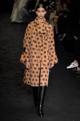 A model presents a creation of Loewe during the Women s Ready-to-Wear Fall Winter 2017 2018 fashion week in Paris, France, on March 3, 2017. ) (yy) FRANCE-PARIS-FASHION WEEK-LOEWE PieroxBiasion 