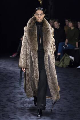 216044 Marineau Starface 2017-03-02 Paris France Paris Fashion Week. Defile PAP Automne-hiver 2017. LOEWE. Loewe , autumn-winter 2017 Paris, France Editorial use only  Copyright: xMarineaux STAR_216044_005