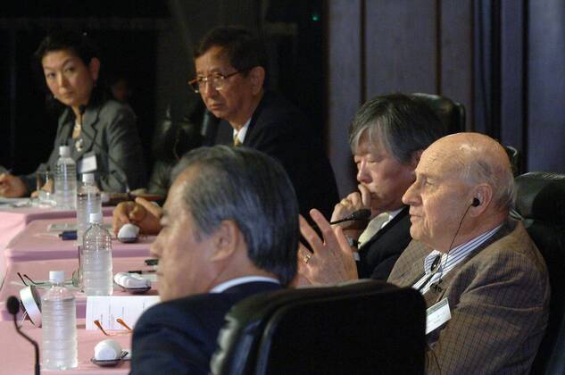 Oct. 12, 2006 - U.S. - Yuan T. Lee, background, wearing glasses, Susumu Tonegawa, second from right, and Walter Kohn, right, at a Nobel laureates forum in Tokyo on Wednesday, October 12, 2006. Scientists must work with experts in a variety of fields to solve urgent problems faced by humanity, such as global warming and energy crises, panelists of a Nobel laureates forum said following the forum s opening this week in Tokyo. The forum at Tokyo University s Yasuda Kodo hall inaugurated this year s Creativity in the 21st Century with Nobel Laureates forum series. (Yomiuri Shimbun MCT) - ZUMAm67_ 20061012_baf_m67_036 Copyright: xmctx
