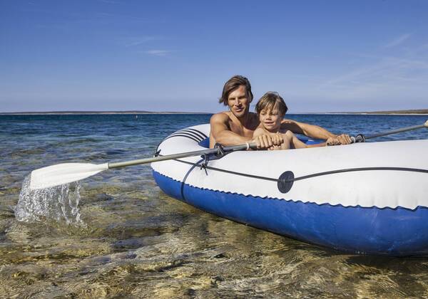 Vater mit Sohn im Schlauchboot (model-released) Copyright: xMEVx ALLMVPC760707