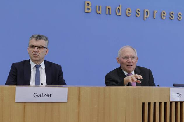 Staatssekretär Werner Gatzer, BMF, Bundesminister der Finanzen Dr. Wolfgang Schäuble, Deutschland, Berlin, Bundespressekonferenz, Thema: Eckwerte des Bundeshaushalts 2018 und des Finanzplans bis 2021