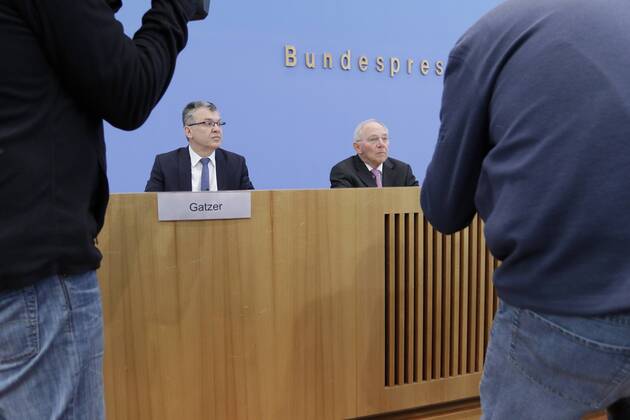 Staatssekretär Werner Gatzer, BMF, Bundesminister der Finanzen Dr. Wolfgang Schäuble, Deutschland, Berlin, Bundespressekonferenz, Thema: Eckwerte des Bundeshaushalts 2018 und des Finanzplans bis 2021