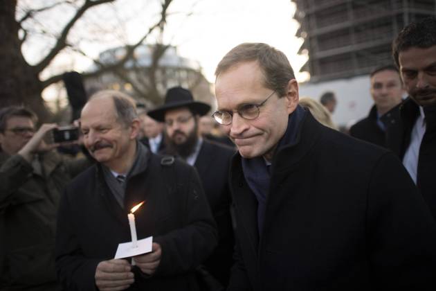 Religionen fuer ein weltoffenes Berlin, Friedenskundgebung DEU, Deutschland, Germany, Berlin, 16.03.2017 Michael Mueller, Regierender Buergermeister von Berlin, und Rabbi Yehuda Teichtal (hinten), bei der Kundgebung Religionen fuer ein weltoffenes Berlin in Gedenken an den Anschlag auf den Weihnachtsmarkt in Berlin am 19.12.2016 an der Kaiser-Wilhelm-Gedaechtniskirche auf dem Breitscheidplatz in Berlin. Das berliner Buero des American Jewish Committee AJC hat zuvor vor einer Teilnahme islamistischer Gruppen gewarnt. Die Friedenskundgebung ist organisert von einem Buendnis von Christen, Muslimen, Juden und anderer Religionsgemeinschaften erinnert an das Attentat des Terroristen Anis Amri, der mit einem gestohlenen Lastwagen in eine Menschenmenge auf den Weihnachtsmarkt gerast war und 12 Menschen toetete. Michael Mueller, Mayor of Berlin, and Rabbi Yehuda Teichtal (behind) during a peace r