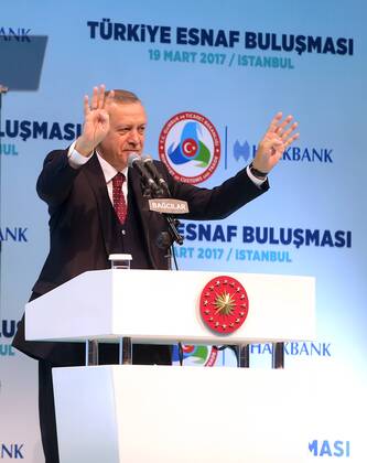 Bilder des Tages Turkish President Recep Tayyip Erdogan meets with the members of Chamber of Merchants and Craftsmen at Bagcilar city of Istanbul, 19th of March, 2017.  15651923