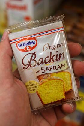 Einkaufen im Supermarkt Dr. Oetker, Backin Safran Backpulver