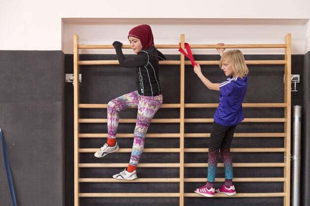 IMAGO Creative: Gesellschaft, Integration Schülerinnen an der Sprossenwand, Sportunterricht, Grundschule, Niedersachsen, Deutschland, Europa Copyright: imageBROKER/SiegfriedxKuttig iblshg04511635.jpg