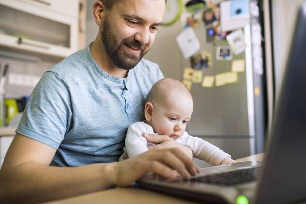 IMAGO Creative: 2022 Aussichten Father with baby son using laptop at home model released Symbolfoto property released  HAPF01436