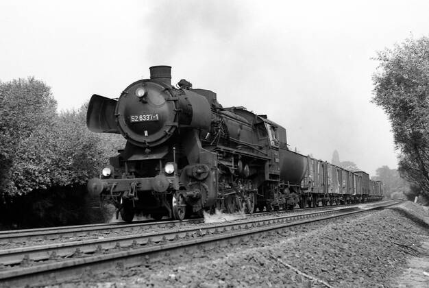 30.05.1975, Berlin, Deutsche Demokratische Republik (DDR) - Dampflok 526337 auf freier Strecke in Berlin Altglienicke . Die Baureihe 52 wurde zwischen den Jahren 1942 - 1950 in einer Stueckzahl von mehr als 7000 gebaut. Damit war sie eine der meist gebauten Baureihen. Baureihe 52 war haupsaechlich fuer den Kriegsdienst und die zu erwartenden Verluste von Lokomotiven im 2. Weltkrieg entwickelt worden. (QF, europäisch, Güterzuglok, Güterzuglokomotive)