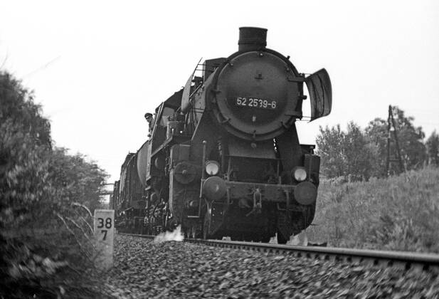 30.05.1975, Berlin, Deutsche Demokratische Republik (DDR) - Dampflok 526337 auf freier Strecke in Berlin Altglienicke . Die Baureihe 52 wurde zwischen den Jahren 1942 - 1950 in einer Stueckzahl von mehr als 7000 gebaut. Damit war sie eine der meist gebauten Baureihen. Baureihe 52 war haupsaechlich fuer den Kriegsdienst und die zu erwartenden Verluste von Lokomotiven im 2. Weltkrieg entwickelt worden. (QF, europäisch, Güterzuglok, Güterzuglokomotive)