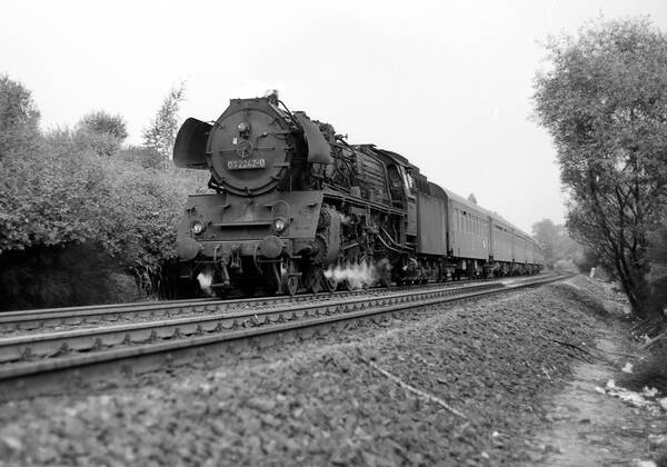 30.05.1975, Berlin, Deutsche Demokratische Republik (DDR) - Dampflok 03 2242 auf freier Strecke in Berlin Altglienicke . Diese Schnellzuglok wurde von 1930- bis 1938 in einer Stückzahl von 298 Exempemplaren gebaut. Durch die leichte Bauweise konnte die 03 auch Streckenabschnitte befahren die nur bis 18t Radsatzlast zugelassen war. (QF, europäisch)