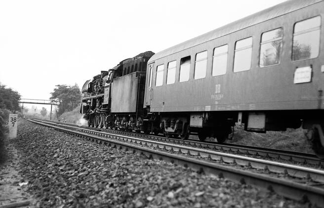 30.05.1975, Berlin, Deutsche Demokratische Republik (DDR) - Dampflok 03 2242 auf freier Strecke in Berlin Altglienicke . Diese Schnellzuglok wurde von 1930- bis 1938 in einer Stückzahl von 298 Exempemplaren gebaut. Durch die leichte Bauweise konnte die 03 auch Streckenabschnitte befahren die nur bis 18t Radsatzlast zugelassen war. (QF, europäisch)