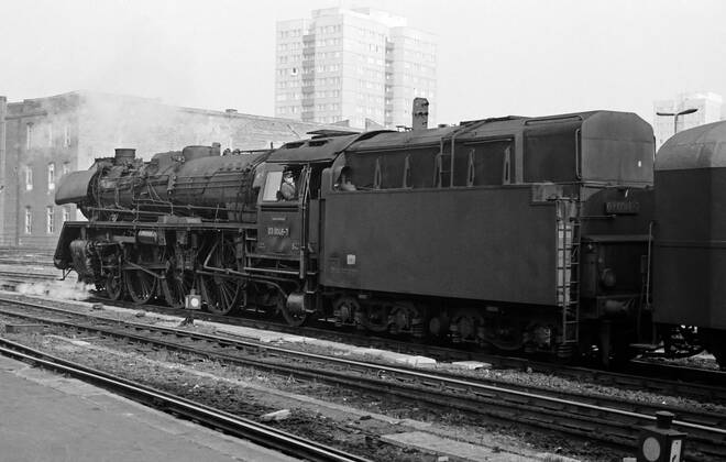 11.09.1975, Berlin, Deutsche Demokratische Republik (DDR) - Die 03 0046 im Berliner Hauptbahnhof, heute Ostbahnhof. Am 01.10.1958 explodierte der Kessel der 03 1046 auf der Fahrt von Dresden nach Berlin. 1959 bekam die 03 1046 einen neuen Kessel und Oelfeuerung. Mit dem Umbau wurde sie auf 03 0046 umgenummert und 1981 ausgemustert. (QF, europäisch)