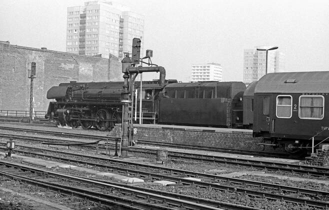 11.09.1975, Berlin, Deutsche Demokratische Republik (DDR) - Die 03 0046 im Berliner Hauptbahnhof, heute Ostbahnhof. Am 01.10.1958 explodierte der Kessel der 03 1046 auf der Fahrt von Dresden nach Berlin. 1959 bekam die 03 1046 einen neuen Kessel und Oelfeuerung. Mit dem Umbau wurde sie auf 03 0046 umgenummert und 1981 ausgemustert. (QF, europäisch)