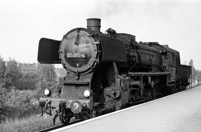 23.09.1975, Berlin, Deutsche Demokratische Republik (DDR) - Die 52 4917 im Bahnhof Schoeneweide. Die Baureihe 52 wurde zwischen den Jahren 1942 - 1950 in einer Stueckzahl von mehr als 7000 gebaut. Damit war sie eine der meist gebauten Baureihen. Baureihe 52 war haupsaechlich fuer den Kriegsdienst und die zu erwartenden Verluste von Lokomotiven im 2. Weltkrieg entwickelt worden. (QF, europäisch, Güterzuglok, Güterzuglokomotive)