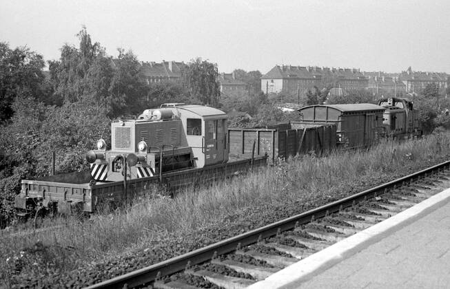 23.09.1975, Berlin, Deutsche Demokratische Republik (DDR) - Bauzug im Bahnhof Schoeneweide. Die Baureihe 52 wurde zwischen den Jahren 1942 - 1950 in einer Stueckzahl von mehr als 7000 gebaut. Damit war sie eine der meist gebauten Baureihen. Baureihe 52 war haupsaechlich fuer den Kriegsdienst und die zu erwartenden Verluste von Lokomotiven im 2. Weltkrieg entwickelt worden. (QF, europäisch, Schöneweide)