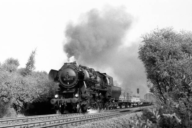 23.09.1975, Berlin, Deutsche Demokratische Republik (DDR) - Die 52 8101 auf freier Strecke in Berlin Altglienicke. Die Lokomotiven der Baureihe 52.80 wurde von der Deutschen Reichsbahn komplett Rekonstruiertiert und den Umstaenden der DDDR angepasst. (QF, europäisch, Güterzuglokomotive, Güterzuglok)