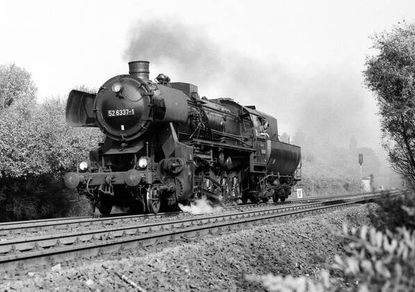 23.09.1975, Berlin, Deutsche Demokratische Republik (DDR) - Die 52 6337 auf freier Strecke in Berlin Altglienicke. Die Baureihe 52 wurde zwischen den Jahren 1942 - 1950 in einer Stueckzahl von mehr als 7000 gebaut. Damit war sie eine der meist gebauten Baureihen. Baureihe 52 war haupsaechlich fuer den Kriegsdienst und die zu erwartenden Verluste von Lokomotiven im 2. Weltkrieg entwickelt worden. (QF, europäisch, Güterzuglok, Güterzuglokomotive)