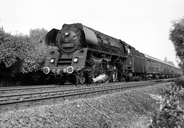 23.09.1975, Berlin, Deutsche Demokratische Republik (DDR) - Die 01 1518 auf freier Strecke in Berlin Altglienicke. Die Baureihe 01.05. wurde ab dem Jahr 1962 im Reichsbahnausbesserungswerk Meiningen fuer die DDR aufgeruestet. Sechs der 35 Maschinen fuhren mit Kohlenfeuerung. (QF, europäisch)
