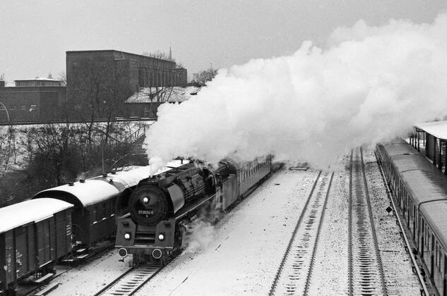 15.01.1976, Berlin, Deutsche Demokratische Republik (DDR) - Die 01 0534 mit Personenzug am S-Bahnhof Ostkreuz. Die Baureihe 01.05. wurde ab dem Jahr 1962 im Reichsbahnausbesserungswerk Meiningen fuer die DR aufgeruestet. Sie wurden komplett umgebaut und auf Oelhauptfeuerung umgestellt. (QF, europäisch, Ölfeuerung, Ölhauptfeuerung)