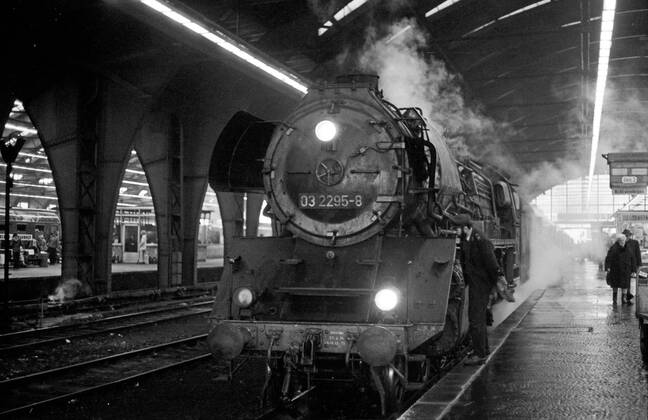 15.01.1976, Berlin, Deutsche Demokratische Republik (DDR) - Die 03 2295 in der Haupthalle des Hauptbahnhofs, heute Ostbahnhof. Diese Schnellzuglok wurde von 1930 bis 1938 in einer Stueckzahl von 298 Exemplaren gebaut. Durch die leichte Bauweise konnte die 03 auch Streckenabschnitte befahren die nur bis 18t Radsatzlast zugelassen waren. (QF, europäisch)