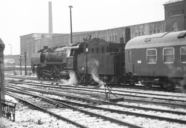 15.01.1976, Berlin, Deutsche Demokratische Republik (DDR) - Die 01 2204 am Hauptbahnhof, heute Ostbahnhof. Ab 1925 wurden 231 Exemplare von diversen Herstellern wie AEG, BMAG, Borsig, Henschel, Hohenzollern und Krupp hergestellt. 1982 wurde die letzte Lokomotive ausser Dienst gestellt. (QF, europäisch)