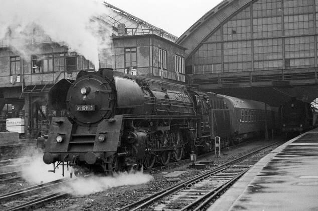 11.09.1975, Berlin, Deutsche Demokratische Republik (DDR) - Die 011511 im Hauptbahnhof, heute Ostbahnhof. Die Baureihe 01.5. wurde ab dem Jahr 1962 im Reichsbahnausbesserungswerk Meiningen fuer die DR aufgeruestet. Sechs der 35 Maschinen fuhren mit Kohlenfeuerung. (QF, europäisch)