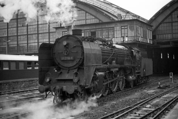 03.10.1975, Berlin, Deutsche Demokratische Republik (DDR) - Die 012118 im Hauptbahnhof, heute Ostbahnhof. Ab 1925 wurden 231 Exemplare von diversen Herstellern wie AEG, BMAG, Borsig, Henschel, Hohenzollern und Krupp hergestellt. 1982 wurde die letzte Lokomotive ausser Dienst gestellt. (QF, europäisch)