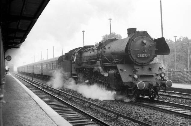 03.10.1975, Berlin, Deutsche Demokratische Republik (DDR) - Die 03 2270 im Bahnhof Karlshorst. Diese Schnellzuglok wurde von 1930 bis 1938 in einer Stueckzahl von 298 Exemplaren gebaut. Durch die leichte Bauweise konnte die 03 auch Streckenabschnitte befahren die nur bis 18t Radsatzlast zugelassen waren. (QF, europäisch)