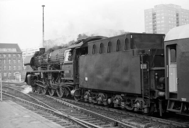 03.10.1975, Berlin, Deutsche Demokratische Republik (DDR) - Die 03 2155 im Hauptbahnhof, heute Ostbahnhof. Diese Schnellzuglok wurde von 1930 bis 1938 in einer Stueckzahl von 298 Exemplaren gebaut. Durch die leichte Bauweise konnte die 03 auch Streckenabschnitte befahren die nur bis 18t Radsatzlast zugelassen waren. (QF, europäisch)