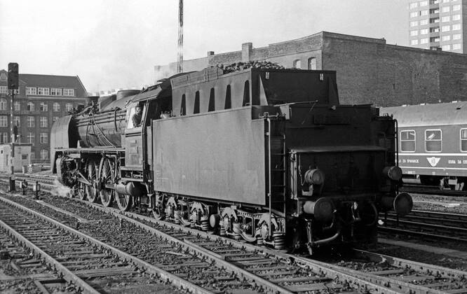 03.10.1975, Berlin, Deutsche Demokratische Republik (DDR) - Die 012118 im Hauptbahnhof, heute Ostbahnhof. Ab 1925 wurden 231 Exemplare von diversen Herstellern wie AEG, BMAG, Borsig, Henschel, Hohenzollern und Krupp hergestellt. 1982 wurde die letzte Lokomotive ausser Dienst gestellt. (QF, europäisch)