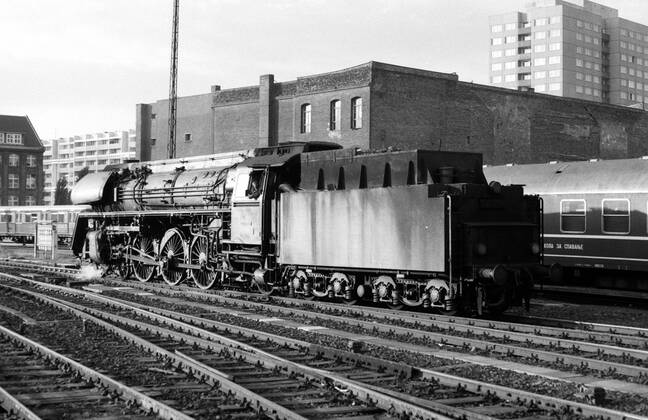 03.10.1975, Berlin, Deutsche Demokratische Republik (DDR) - Die 012118 im Hauptbahnhof, heute Ostbahnhof. Ab 1925 wurden 231 Exemplare von diversen Herstellern wie AEG, BMAG, Borsig, Henschel, Hohenzollern und Krupp hergestellt. 1982 wurde die letzte Lokomotive ausser Dienst gestellt. (QF, europäisch)