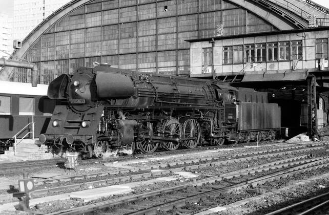 03.10.1975, Berlin, Deutsche Demokratische Republik (DDR) - Die 01 1516 im Hauptbahnhof, heute Ostbahnhof. Die 011516 wurde bei einem Kesselzerknall am 27.11.1977 im Bahnhof Bitterfeld komlett zerstoert. Dieses Unglueck forderte 9 Todesopfer und mehr als 50 Verletzte. (QF, europäisch)