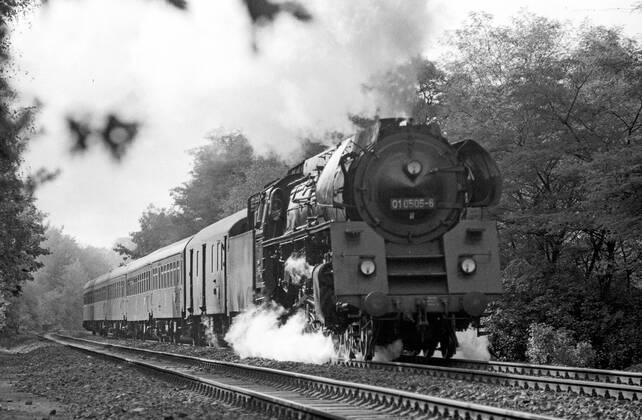 03.06.1975, Berlin, Deutsche Demokratische Republik (DDR) - Die 01 0505 auf freier Strecke. Die Baureihe 01.05. wurde ab dem Jahr 1962 im Reichsbahnausbesserungswerk Meiningen fuer die DR aufgeruestet. Sie wurden komplett umgebaut und auf Oelhauptfeuerung umgestellt. (QF, europäisch, Ölfeuerung, Ölhauptfeuerung)