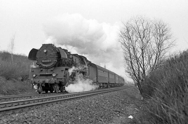 21.11.1975, Berlin, Deutsche Demokratische Republik (DDR) - Die 03 2205 mit Personenzug auf freier Strecke. Diese Schnellzuglok wurde von 1930 bis 1938 in einer Stueckzahl von 298 Exemplaren gebaut. Durch die leichte Bauweise konnte die 03 auch Streckenabschnitte befahren die nur bis 18t Radsatzlast zugelassen waren. (QF, europäisch)