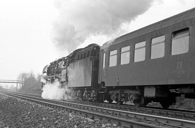 21.11.1975, Berlin, Deutsche Demokratische Republik (DDR) - Dampflok mit Gueterzug auf freier Strecke. Die Baureihe 52 wurde zwischen den Jahren 1942 - 1950 in einer Stueckzahl von mehr als 7000 gebaut. Damit war sie eine der meist gebauten Baureihen. Baureihe 52 war hauptsaechlich fuer den Kriegsdienst und die zu erwartenden Verluste von Lokomotiven im 2. Weltkrieg entwickelt worden. (QF, europäisch, Güterzug, Güterzuglok, Güterzuglokomotive)