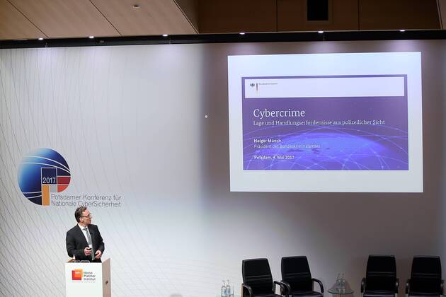 Holger Münch, Präsident des Bundeskriminalamtes, spricht während der Potsdamer Konferenz für Nationale CyberSicherheit am Hasso-Plattner-Institut in Potsdam, 4. Mai 2017. Potsdamer Konferenz für Nationale CyberSicherheit