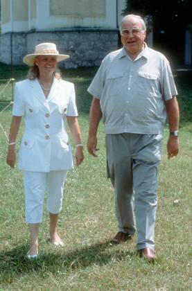 Bundeskanzler Helmut Kohl , CDU , mit seiner Frau Hannelore an ihrem Urlaubsort St. Gilgen in Oesterreich , 1988 , St. Gilgen Oesterreich Copyright: xThomasxImox