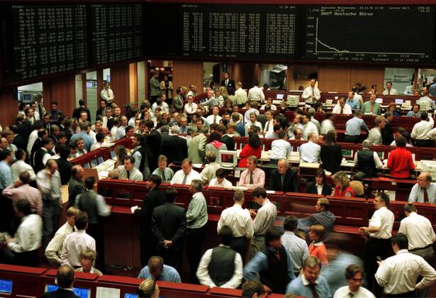 Gespannt erwarten die Haendler der Frankfurter Boerse die Bekanntgabe des Kurses der neueingefuehrten Telekom Aktie (DTE, T-Aktie) . Frankfurt den 18.11.1996, Frankfurt Deutschland Copyright: xUtexGrabowskyx