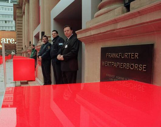 Vor dem Eingang der Frankfurter Boerse stehen große magentafarbige Wuerfel als Symbol fuer das Firmenlogo der Telekom AG. Die T-Aktie wurde am 18. November an der Frankfurter Boerse eingefuehrt. Frankfurt 18.11.1996, Frankfurt Deutschland Copyright: xUtexGrabowskyx