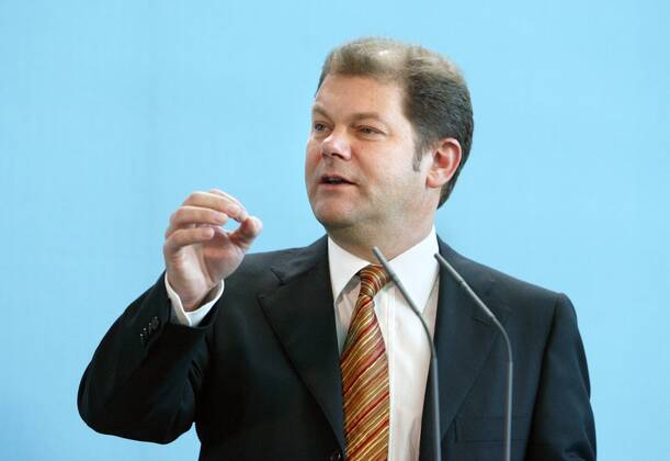Olaf Scholz , SPD Generalsekretaer , auf einer Pressekonferenz nach Beratungen der rot-gruenen Koalition im_Bundeskanzleramt . Berlin , 13.10.2003 , Berlin Deutschland Copyright: xThomasxKoehlerx