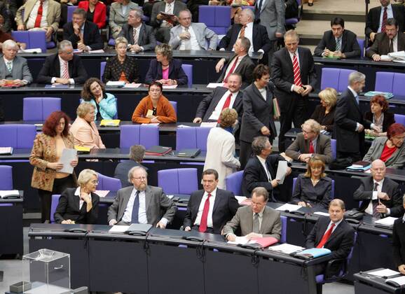 Die SPD - Fraktion im Bundestag bei der konstituierenden Sitzung fuer den 16. Deutschen Bundestag . 1. Reihe: v. l. Susanne KASTNER , Bundestagspraesident Wolfgang THIERSE , Bundeskanzler Gerhard SCHROEDER , SPD , Franz MUENTEFERING , SPD - Parteivorsitzender , Olaf SCHOLZ , 1. Parlamentarischer Geschaeftsfuehrer der SPD-Fraktion . Berlin 18.10.2005 , , , Berlin Deutschland Copyright: xThomasxKoehxlerx