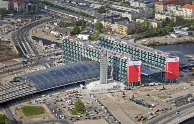 Luftaufnahme von der Baustelle Berlin-Hauptbahnhof . Berlin , Deutschland . Aerial photo of the construction site main station in Berlin , Germany . 02.05.2006 , Berlin Deutschland Copyright: xLiesaxJohannssenx