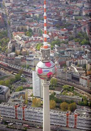 Luftaufnahme vom Fernsehturm in Berlin Mitte , Deutschland . TV tower , Berlin , Germany . 02.05.2006 , Berlin Deutschland Copyright: xLiesaxJohannssenx