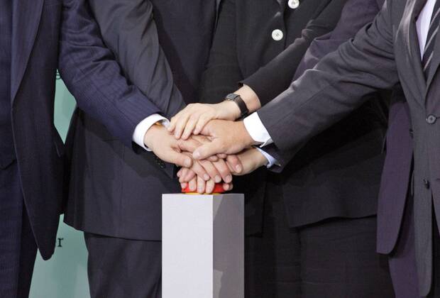 Die Haende von Guenter VERHEUGEN , Vizepraesident der Europaeischen Kommission und Eu-Kommissar fuer Industrie und Unternehmen , Wolfgang TIEFENSEE , SPD , Bundesverkehrsminister , Angela MERKEL , Bundeskanzlerin und CDU Vorsitzend , Klaus WOWEREIT , SPD , Regierender Buergermeister von Berlin , und Hartmut MEHDORN , Vorstandsvorsitzender , der Deutschen Bahn AG . F.l. Guenter VERHEUGEN , Vice president of the European Commision and Eu Commissioner responsible for Enterprise and Industry , Wolfgang TIEFENSEE , Federal Minister of Transport , Angela MERKEL , Federal Chancellor and Chairman of the Christian Democratic Union (CDU), Klaus WOWEREIT , SPD , Governing Mayor of Berlin , and Hartmut MEHDORN , CEO , Deutsche Bahn AG . Bei der Eroeffnung des Berliner Hauptbahnhofs . 26.05.2006 , , , Berlin Deutschland Copyright: xLiesaxJohannssenx