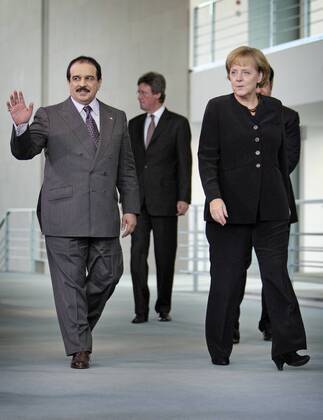 Hamad bin Isa Al Khalifa , Koenig von Bahrain, und Angela MERKEL, Bundeskanzlerin und CDU Vorsitzende im Bundeskanzleramt . Berlin , Deutschland . Hamad bin Isa Al Khalifa , King of Bahrain , and Angela MERKEL, Federal Chancellor of Germany and Chairman of the Christian Democratic Union (CDU) . Berlin , Germany . 27.10.2008 , , , Berlin DEU Deutschland Copyright: xThomasxTrutschelx