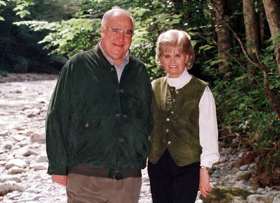 Helmut Kohl, Bundeskanzler, und Ehefrau Hannelore posieren in der Zinkenbach-Klamm. St. Gilgen, Oesterreich, 08.08.1997, St. Gilgen Österreich Copyright: xThomasxImox